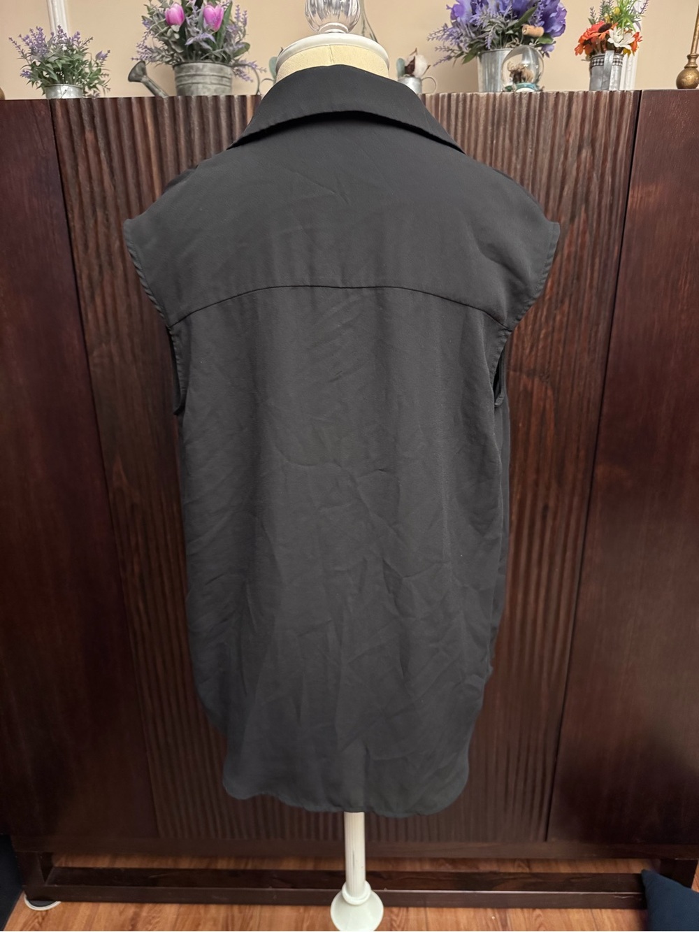 Ro & De Black Sleeveless Collared sheer style top